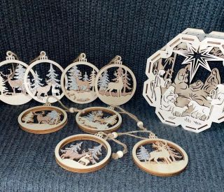 Ešte nemáte ozdobený stromček? 🎄 Ručne vyrábané drevené ozdoby na stromček s motívom lesnej zveri prinesú do vášho domova...